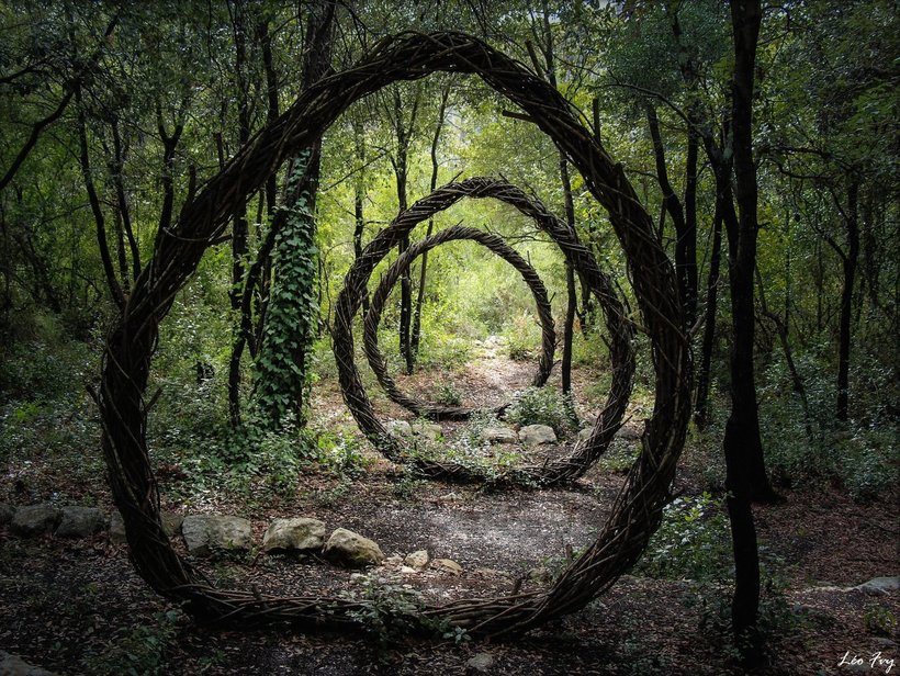 Художник прожив у лісі цілий рік, перетворюючи його своїми містичними скульптурами