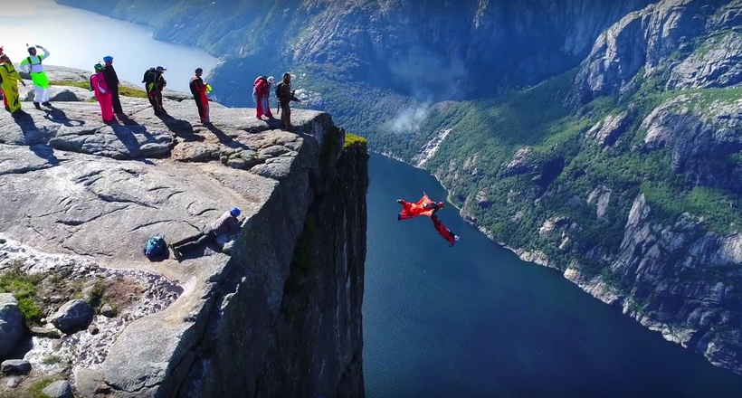 Бейсджампери влаштували неймовірно видовищну серію стрибків у Норвегії