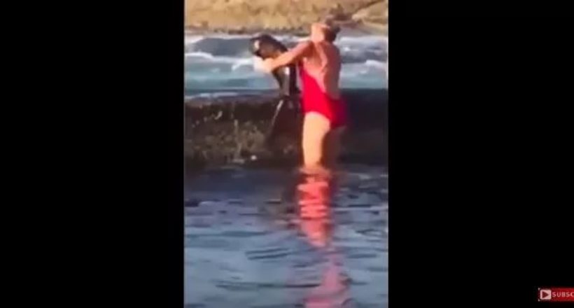 Жінка сміливо прийшла на допомогу акулі і допомогла перебратися з басейну в море
