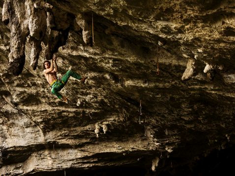 Екстрим-фото тижня: Скелелаз Адам Ондра в іспанській печері Балзола