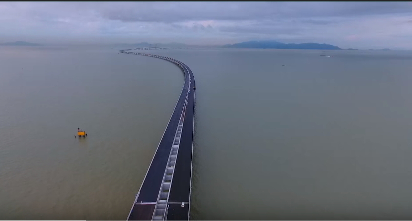 Будівництво найдовшого мосту над морем завершиться вже в цьому році 