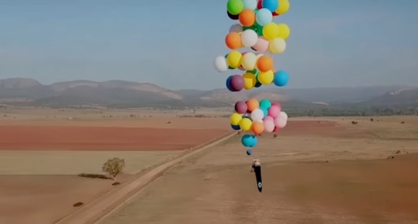 Відео: Хлопець пролетів над Африкою на зв'язці повітряних куль