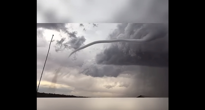Відео: Очевидець зняв на відео, як зароджується торнадо