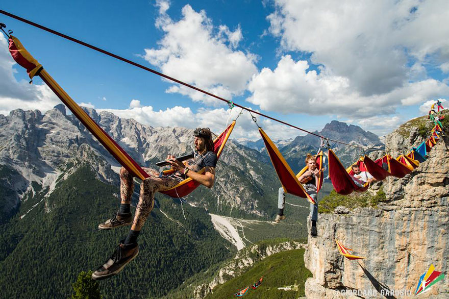 16 божевільних фото з фестивалю Висячих гамаків в Альпах