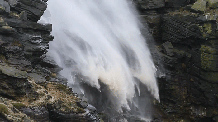 Надзвичайно сильний вітер повернув назад водоспад в Англії