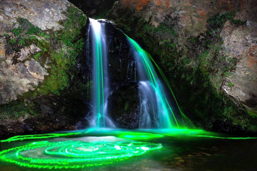 10 магічних фото неонових водоспадів