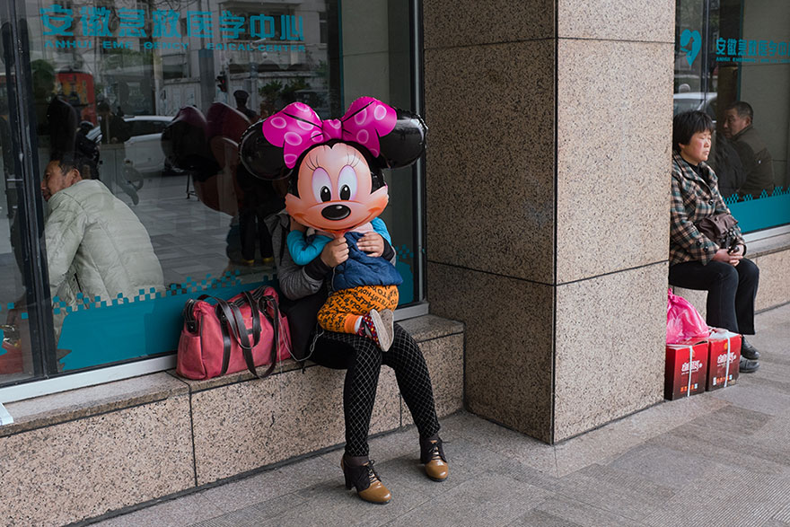 24 несподіваних і приголомшливих знімка з китайських вулиць