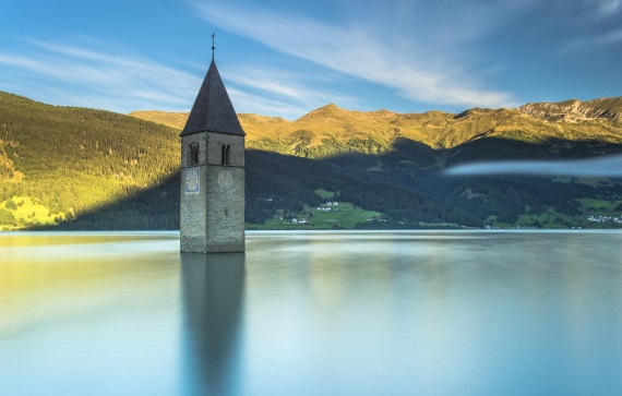 Ця самотня башта знаходиться прямо посеред озера. Які секрети вона приховує?