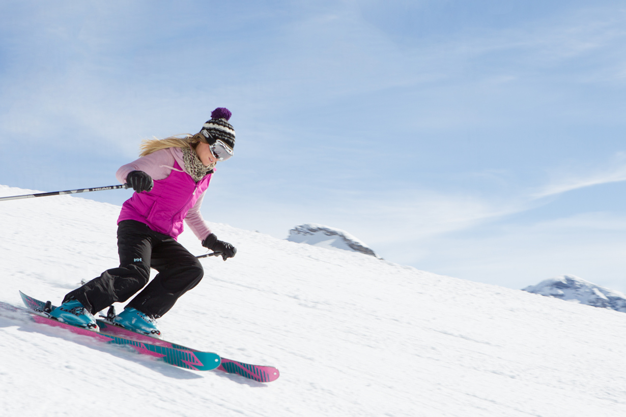 Ski outdoor. Катание на горных лыжах. Девушка катается на лыжах. Катание на лыжах в горах. Девушка на горных лыжах.