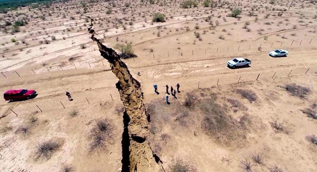 Величезна тріщина розколола землю в Мексиці