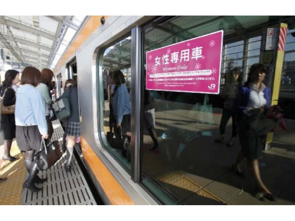 Навіщо в японському метро існують вагони для жінок