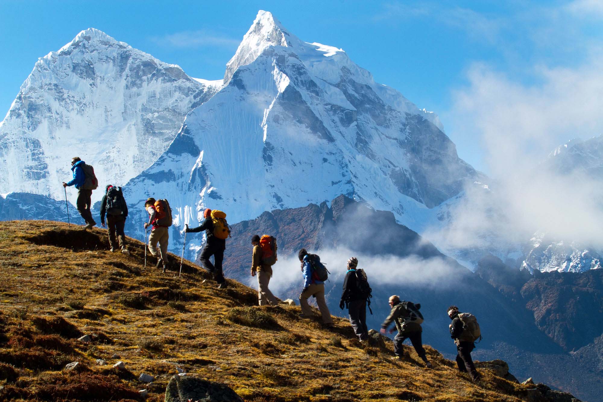 Условие жизни человека в горах. Гималаи Аннапурна треккинг. Горы Тибет Гималаи трекинг. Непал треккинг. Треккинг к Эвересту.