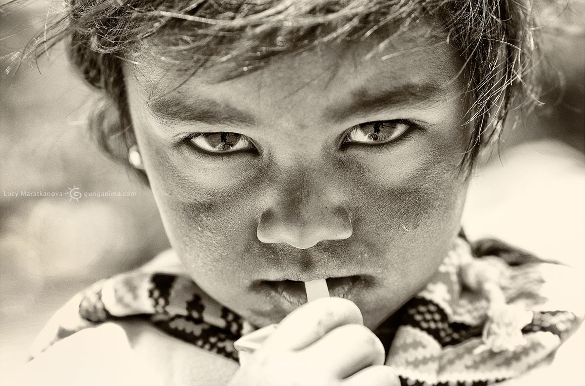 Діти Азії. 30 найсильніших чорно-білих фото