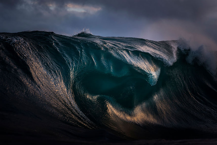 Гори на морі: фотограф «заморожує» хвилі, роблячи їх схожими на пагорби з води
