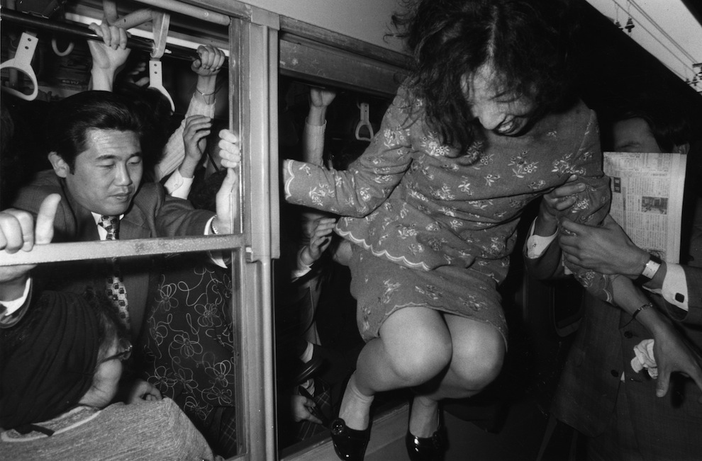 Божевільні знімки громадського транспорту в годину пік в Токіо 60-70 років