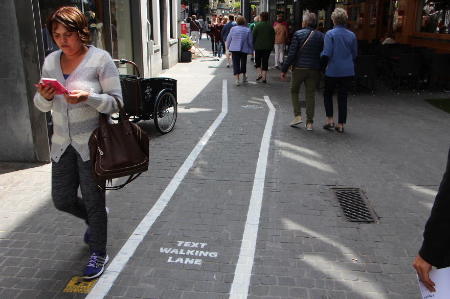 У Бельгії телефонним «наркоманам» виділили власні смуги на тротуарах!