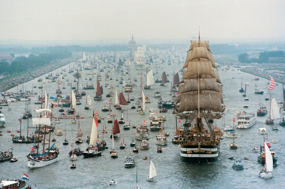11 знімків параду кораблів в Амстердамі, після яких відразу хочеться вийти в море