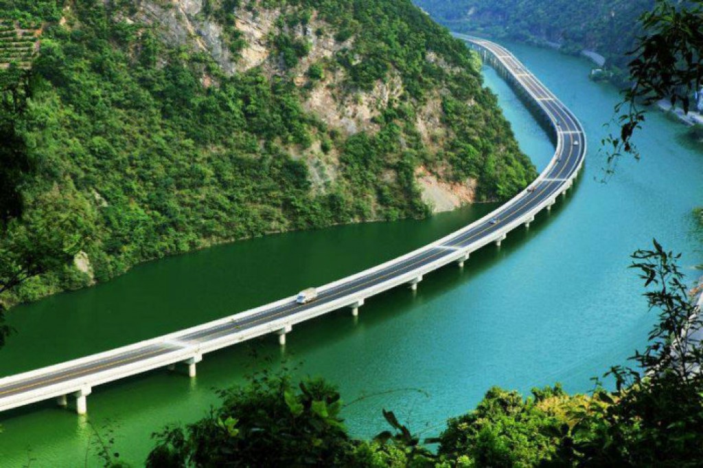 У Китаї побудували самий дивний міст у світі — уздовж річки!