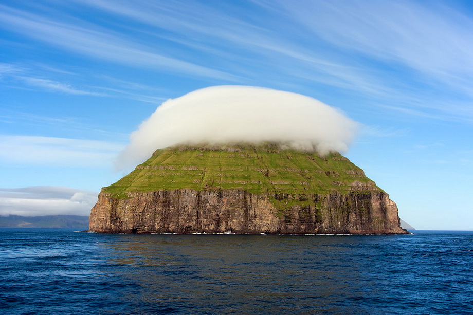 Острів з короною з хмар. Одне з найдивовижніших місць на нашій планеті!