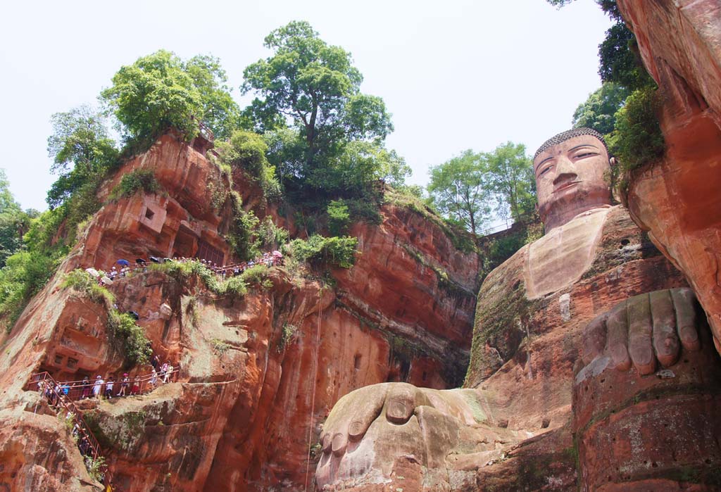 Гігантський Будда. Дивовижні знімки однієї з найбільш екстраординарних статуй у світі