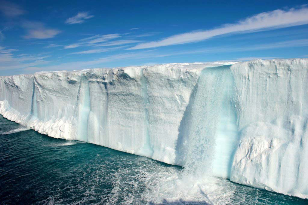 Величезні водоспади в льодовиках заповідника Свальбард