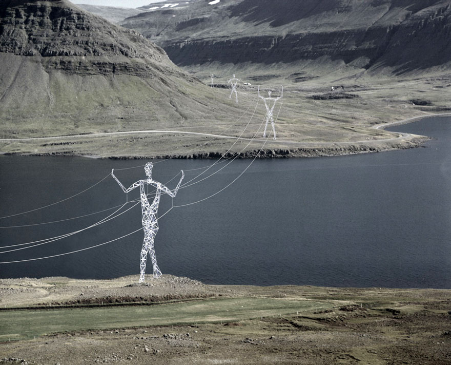 В Ісландії архітектори перетворили нудні електричні пілони в гігантські статуї