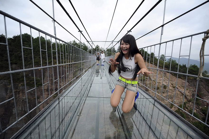 Туристи бояться ходити по новому моторошному скляному мосту в Китаї!