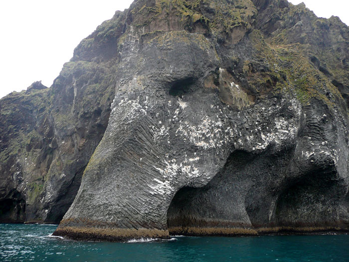 Ти не повіриш своїм очам, коли побачиш цю скелю, розташовану в Ісландії!
