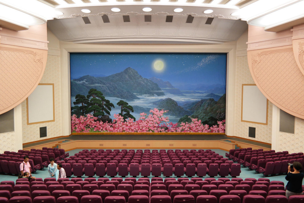 17 рідкісних знімків інтер'єрів громадських приміщень Північної Кореї