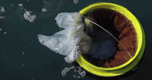 Австралійці створили плаваюче сміття, яке очищає океан