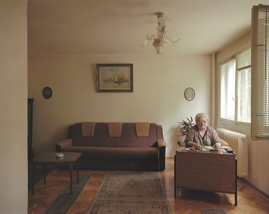 Румунський фотограф показав 10 різних життів людей в 10 однакових квартирах