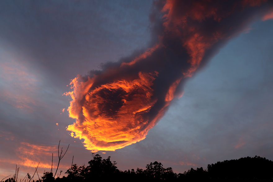 Португальці побачили в небі щось неймовірне і назвали це «рукою бога»