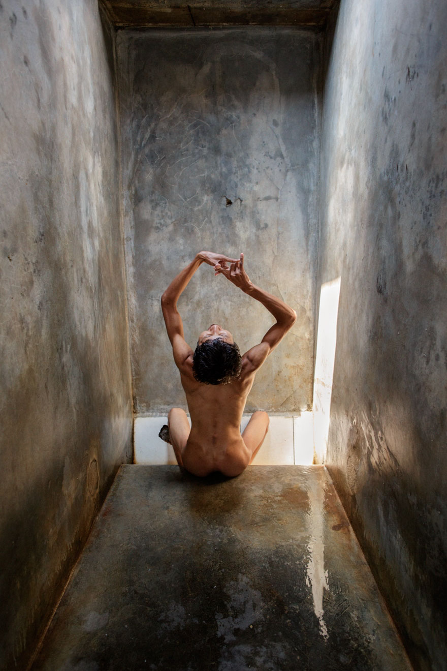 Шокуючі фото життя пацієнтів психіатричних лікарень в Індонезії