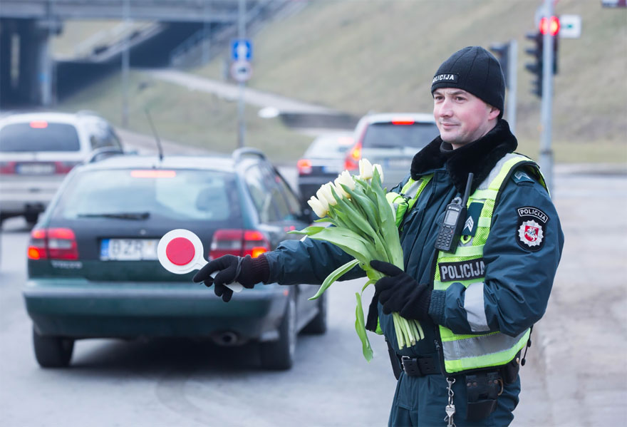 Тільки подивися, що зробили литовські поліцейські на 8 березня цього року!