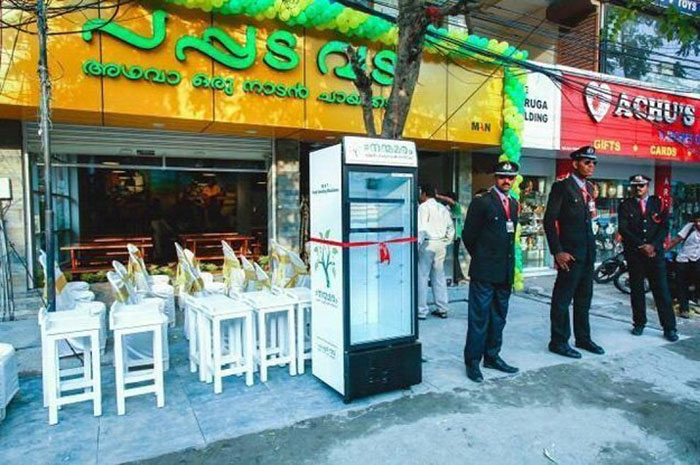 В Індії ресторан виставив холодильник на вулицю, щоб годувати бездомних