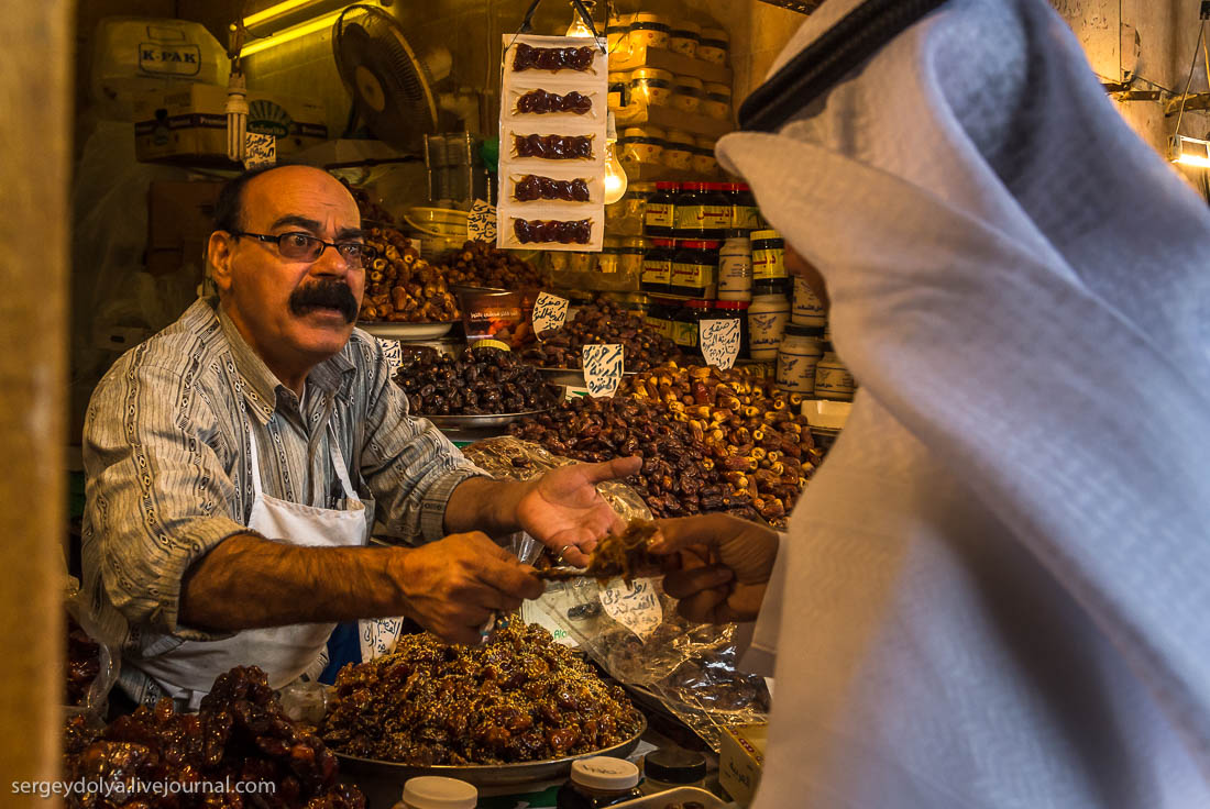 Мандрівник показав, як і чим торгують на ринку в Кувейті
