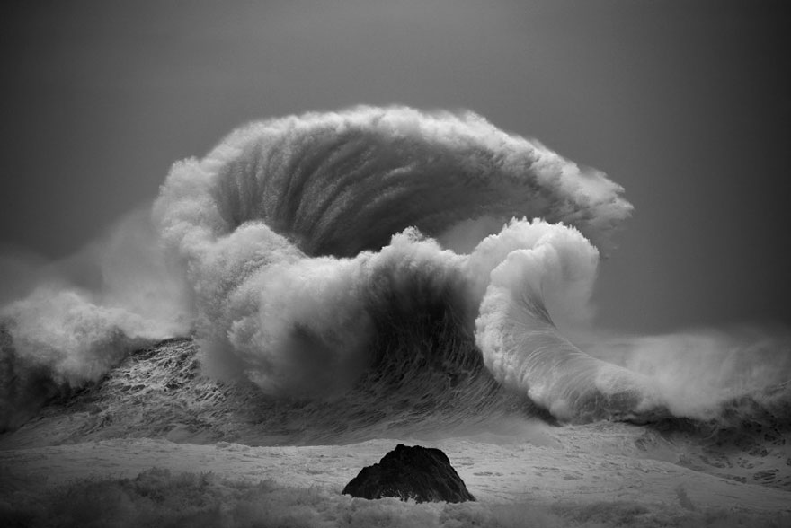 10 вражаючих знімків величної мощі океанських хвиль від Люка Шедболта