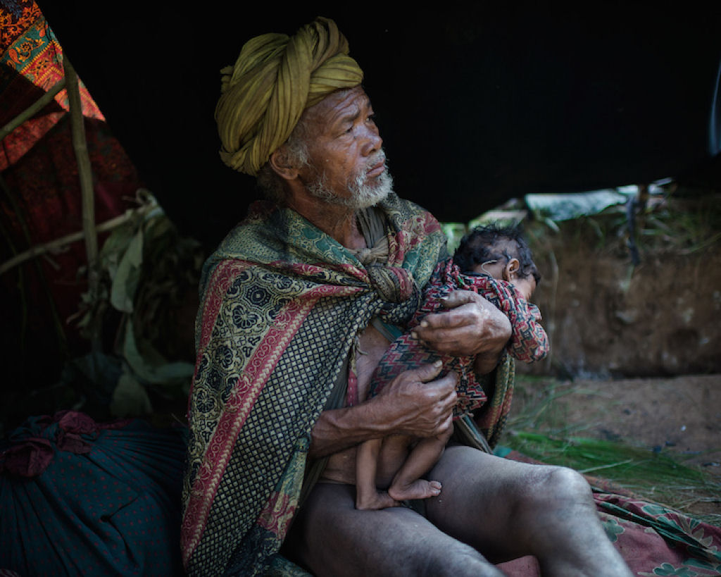 11 драматичних сцен з життя зникає племені