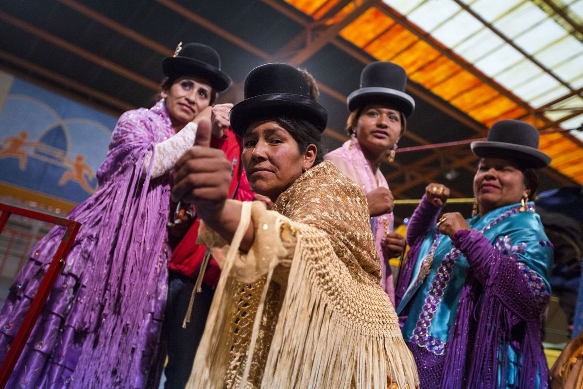 Чолитас в Болівії — жіночий реслінг в національному одязі
