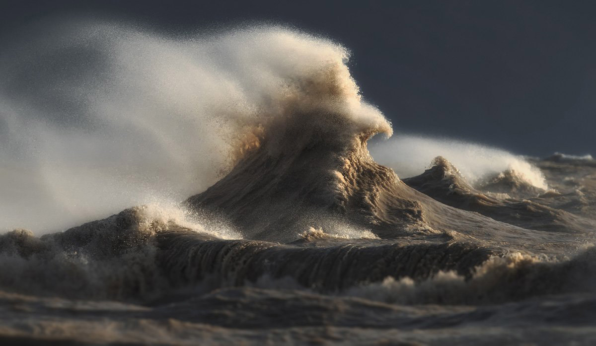 18 неймовірних знімків про силу хвиль на грозному озері Ері