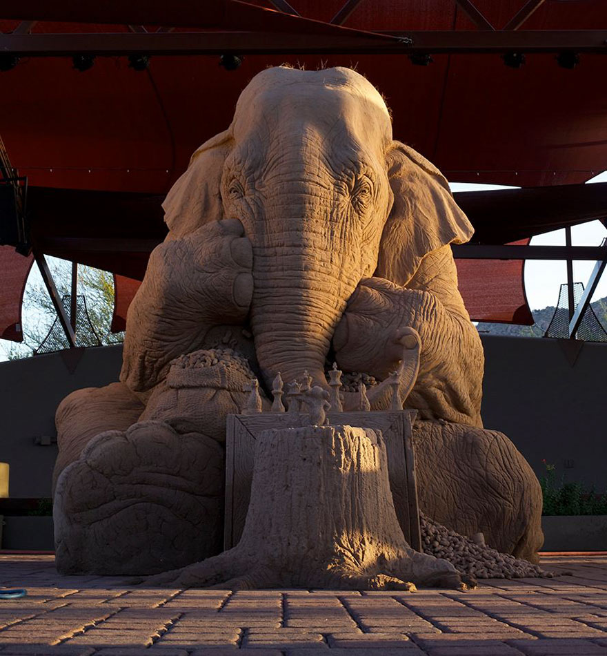 Світ підкорила пісочна скульптуру слона, який грає в шахи з мишкою, выполенная в натуральну величину