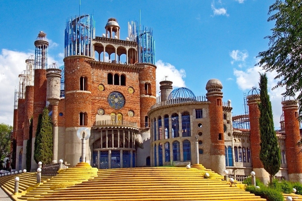 Ось уже 55 років він самостійно будує величезний собор в Іспанії