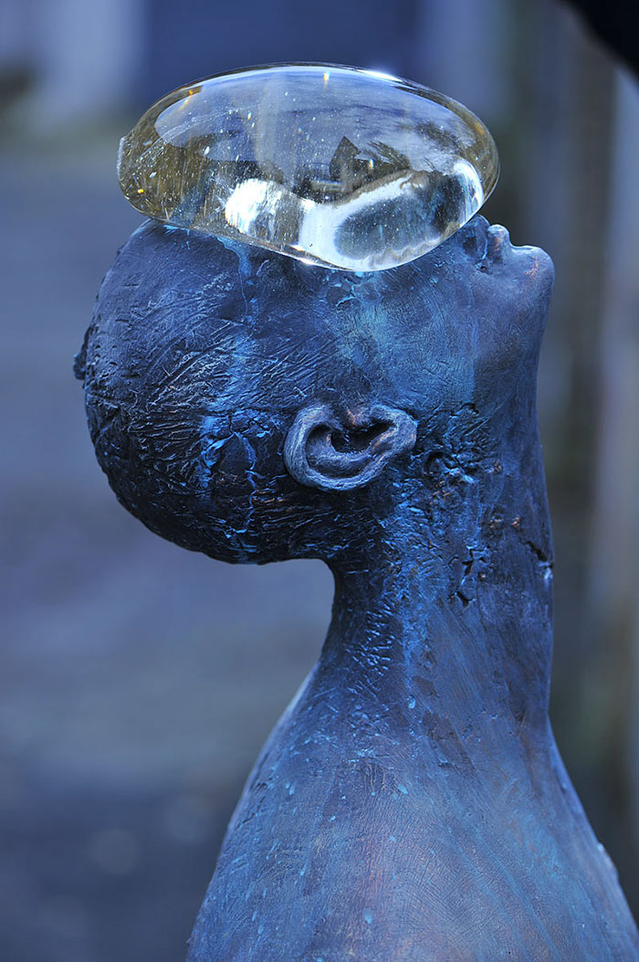 У Києві з'явилася дивовижна скульптура гігантської краплі дощу на обличчі людини