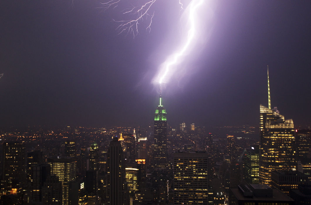 17 вражаючих фото найпотужніших ударів блискавок у різних куточках світу