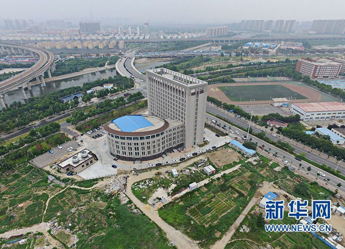 У Китаї побудували будівлю університету, схоже на гігантський унітаз