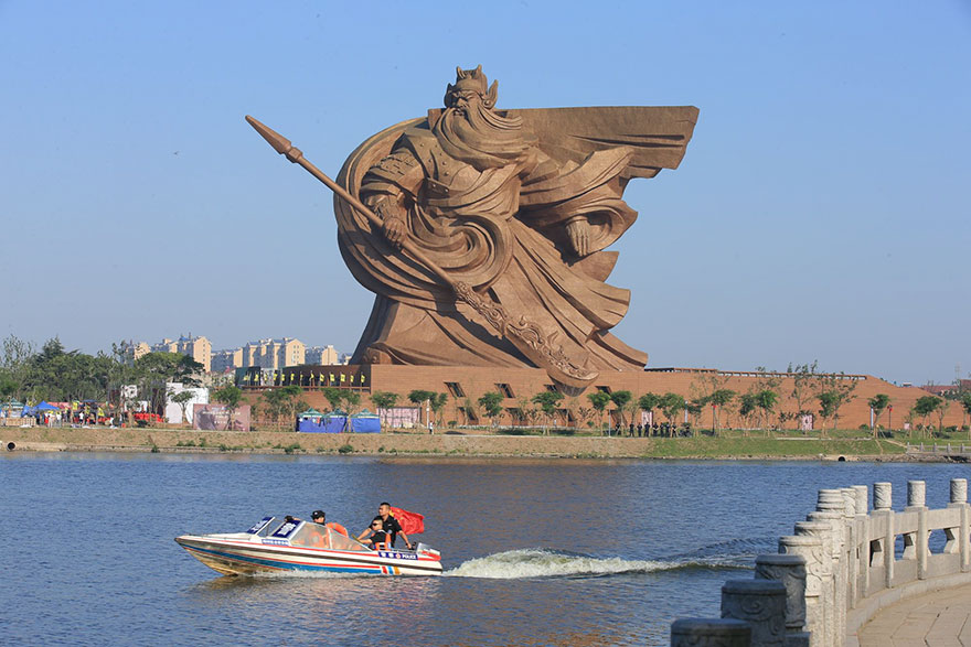 У Китаї представили епічну статую бога війни вагою в 1320 тонн
