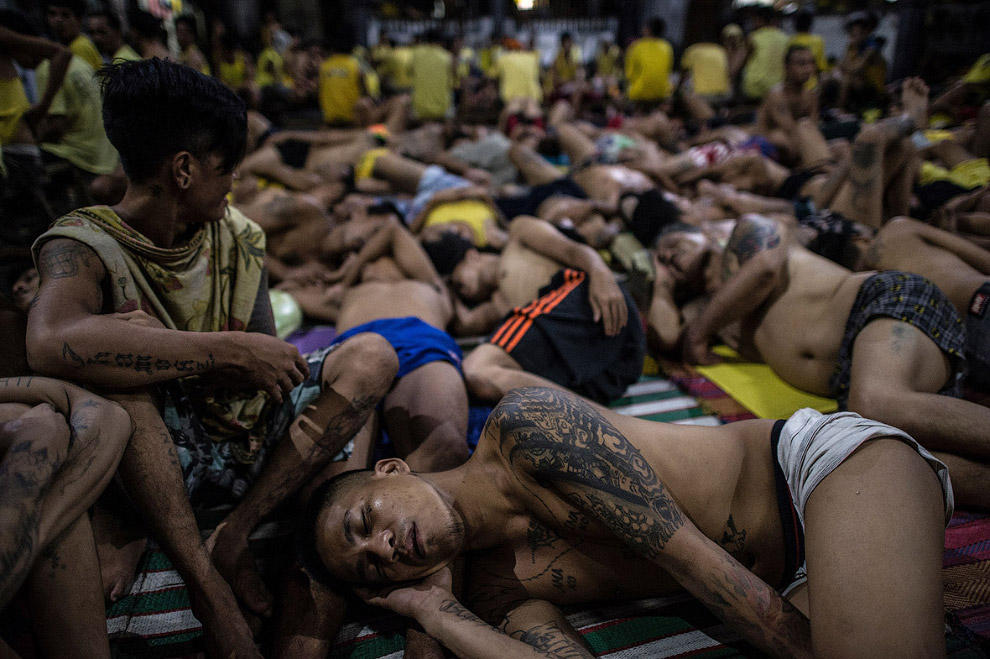 Шокуючі фотографії з в'язниці на Філіппінах