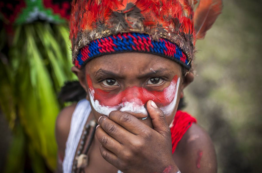 13 колоритних фото з дивного фестивалю племен в Папуа — Новій Гвінеї