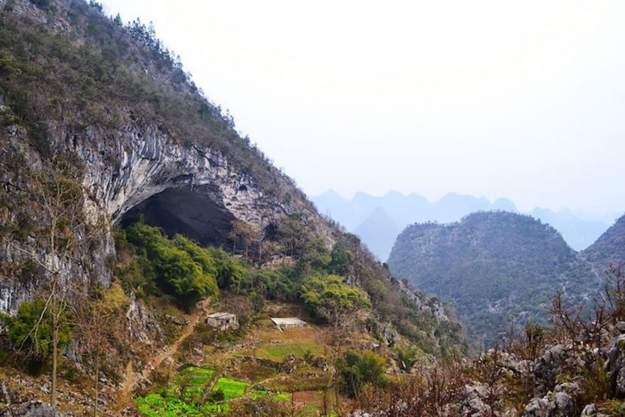 У цій велетенській печері живе 100 осіб, і навіть була школа