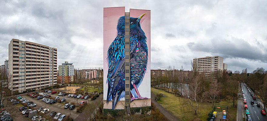 Здається, це просто гігантський птах на одному з будинків Берліна, але...